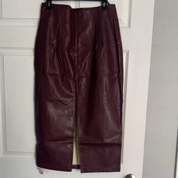 High-Waist Faux Leather Pencil Skirt in Burgundy - Picture 3 of 5